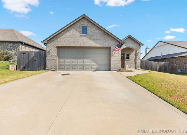 Property at 2410 W Little Rock Ct S, Broken Arrow, OK 74011, 3 beds, 2 baths