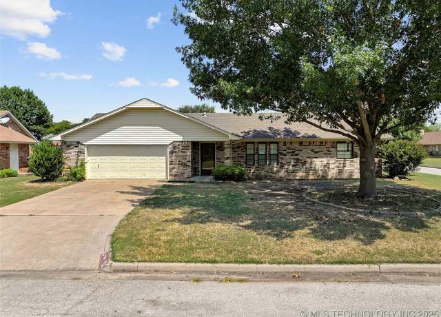 Property at 1901 7th Ave NW, Ardmore, OK 73401, 3 beds, 2 baths