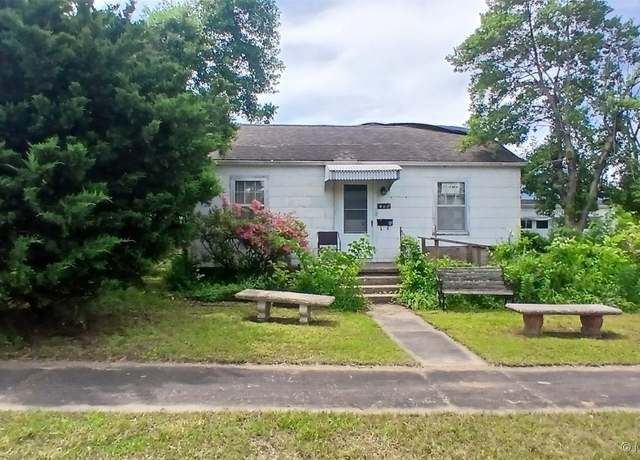 Property at 417 E Will Rogers Blvd, Claremore, OK 74017, 2 beds, 2 baths