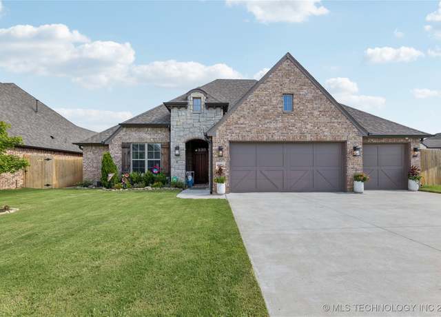 Property at 2922 E Quaker St, Broken Arrow, OK 74014, 4 beds, 2 baths