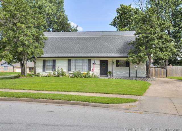 Property at 7164 E 53rd Pl, Tulsa, OK 74145, 5 beds, 3.5 baths