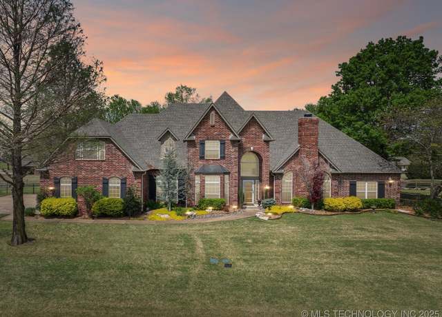 Property at 24120 S Meadowview Ct, Claremore, OK 74019, 4 beds, 3.5 baths