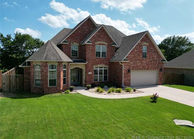 Property at 1702 Olive St, Ardmore, OK 73401, 5 beds, 3 baths