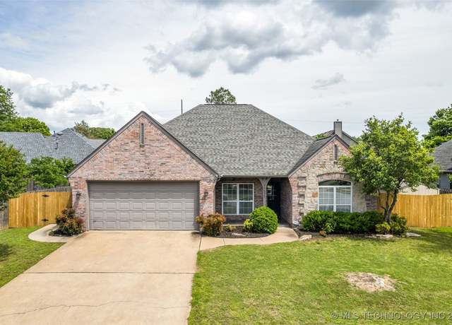 Property at 11521 S Locust Ave, Jenks, OK 74037, 3 beds, 2 baths