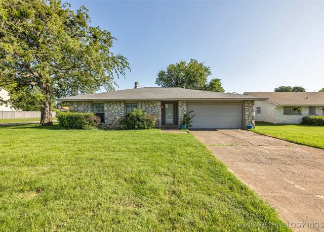 Property at 503 E C St, Jenks, OK 74037, 3 beds, 2 baths