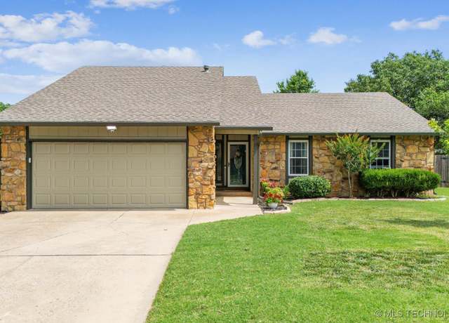 Property at 11017 E 98th St N, Owasso, OK 74055, 3 beds, 2 baths