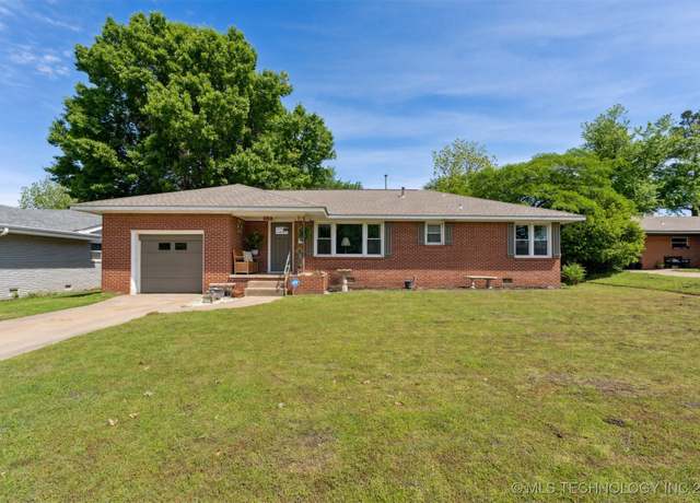Property at 828 E 6th St, Cushing, OK 74023, 4 beds, 2 baths