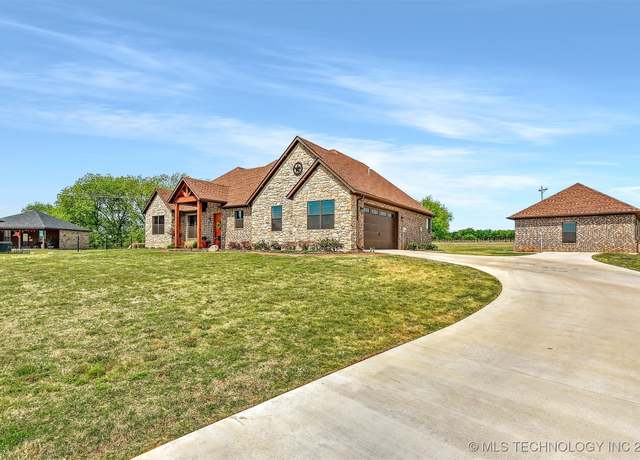 Property at 15 N Wilderness Rd, Calera, OK 74730, 2 beds, 2.5 baths