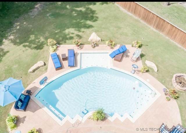 Property at 2501 Forest Ridge Pkwy, Claremore, OK 74017, 5 beds, 3 baths