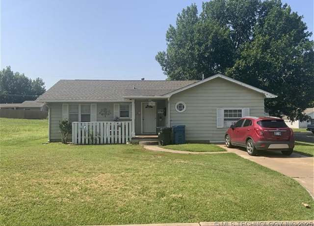 Property at 1003 E 4th St, Cushing, OK 74023, 4 beds, 1.5 baths