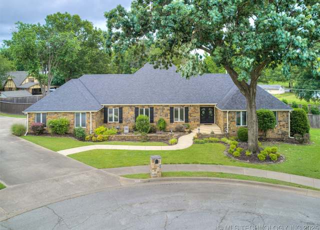 Property at 2216 Heidi Ct, Bartlesville, OK 74006, 5 beds, 4 baths