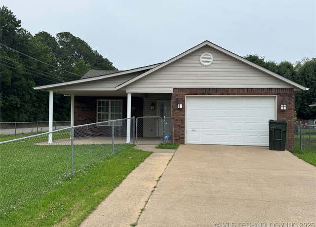 Property at 1122 Green St, Sallisaw, OK 74955, 2 beds, 2 baths