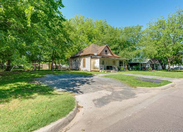 Property at 614 W 4th, Ada, OK 74820, 2 beds, 1 bath