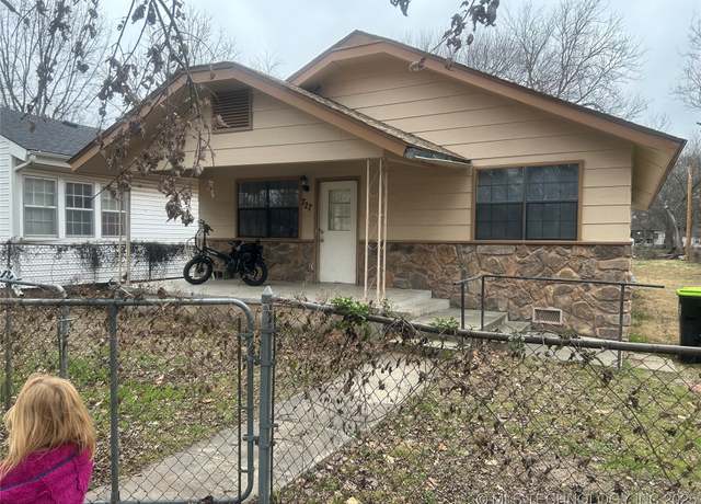 Property at 727 E 6th, Ada, OK 74820, 3 beds, 2 baths