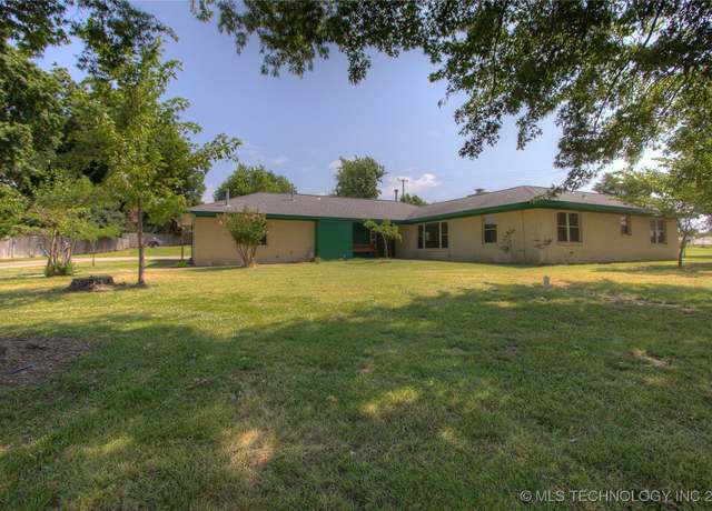 Property at 1029 N Kenwood Ave, Broken Arrow, OK 74012, 4 beds, 3 baths