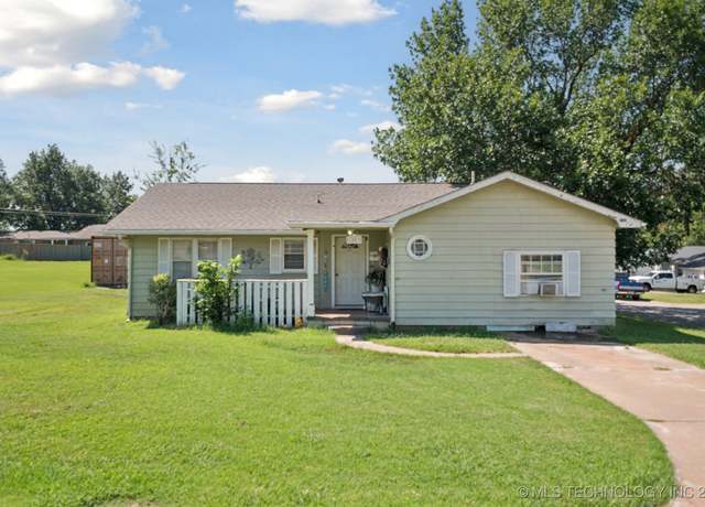 Property at 1003 E 4th St, Cushing, OK 74023, 4 beds, 1.5 baths