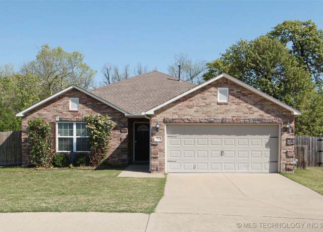 Property at 2812 W Huntsville St, Broken Arrow, OK 74011, 3 beds, 2 baths