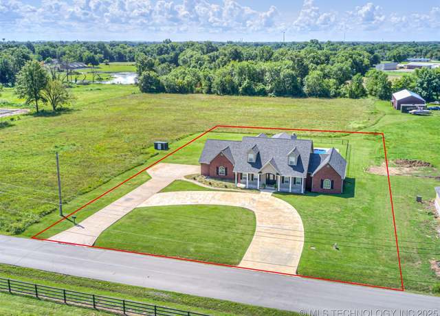 Property at 420 NW 5th, Pryor, OK 74361, 4 beds, 2.5 baths