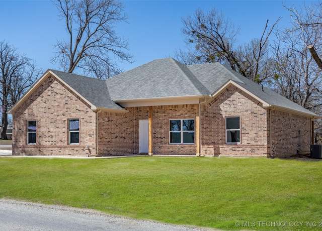 Property at 401 N 3rd St, Calera, OK 74730, 3 beds, 2 baths