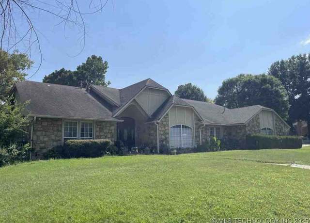 Property at 501 E Winston Cir, Broken Arrow, OK 74011, 5 beds, 3 baths