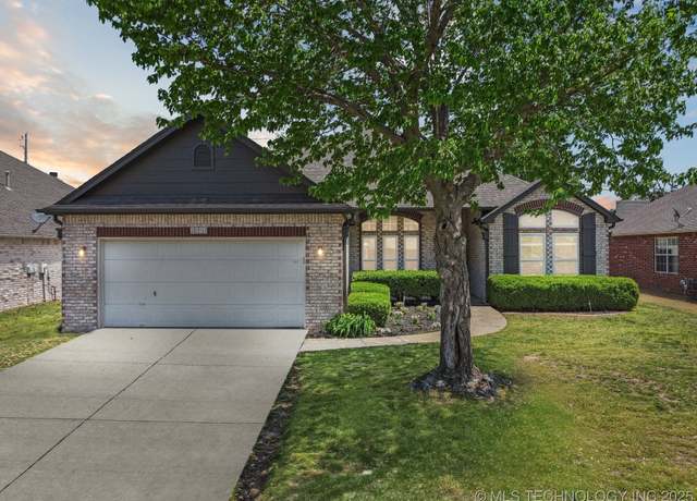 Property at 3213 E Lincoln St, Broken Arrow, OK 74014, 5 beds, 3 baths