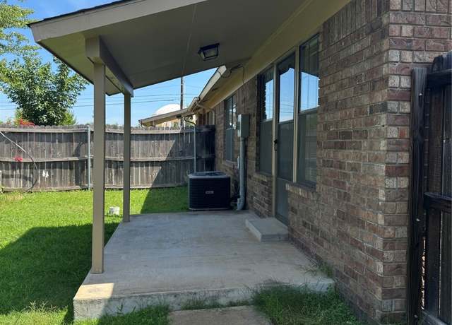 Property at 1445 Windsor Dr, Ardmore, OK 73401, 2 beds, 2 baths