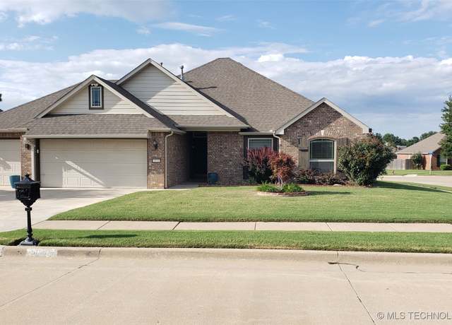 Property at 5016 E El Paso St, Broken Arrow, OK 74014, 4 beds, 2 baths