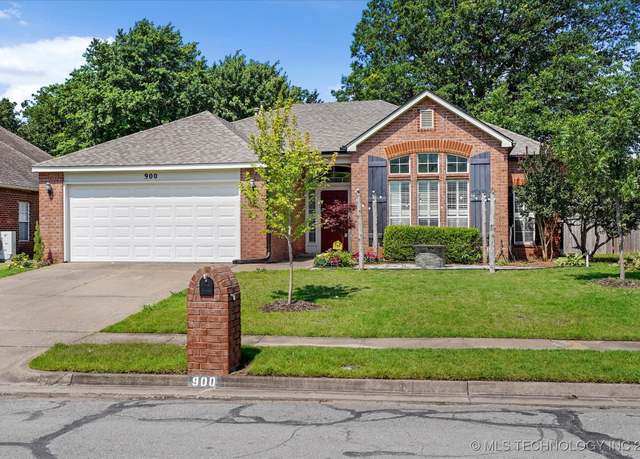 Property at 900 N Hemlock Ave, Broken Arrow, OK 74012, 3 beds, 2 baths
