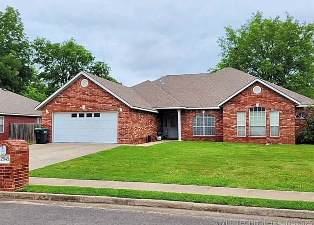 Property at 2045 Aspen Dr, Tahlequah, OK 74464, 3 beds, 3 baths