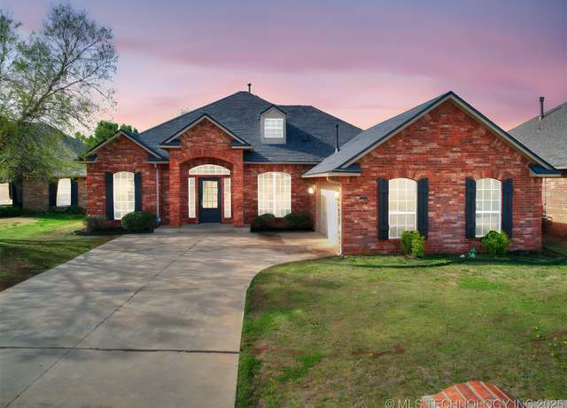 Property at 1630 Strayfox Xing, Edmond, OK 73003, 3 beds, 2 baths