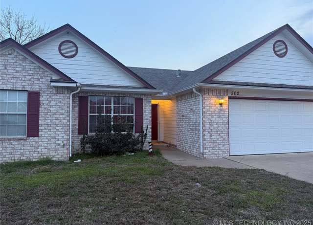 Property at 502 W Redwood St, Coweta, OK 74429, 3 beds, 2 baths