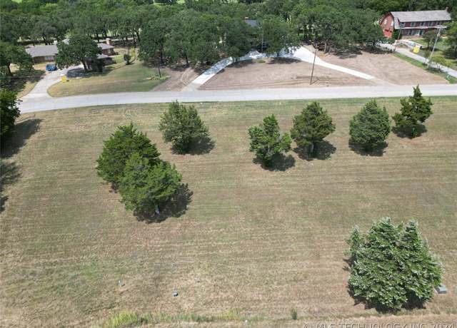Property at 628 Country Club Rd, Ardmore, OK 73401