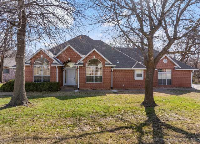 Property at 201 Woodview Ln, Sapulpa, OK 74066, 3 beds, 2 baths