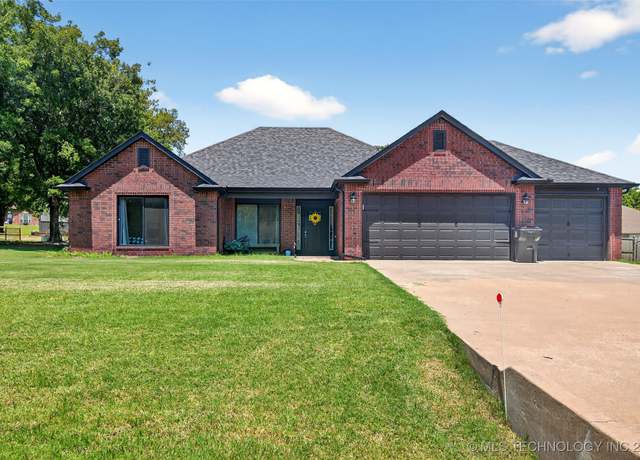 Property at 8813 E 104th Pl N, Owasso, OK 74055, 4 beds, 2 baths