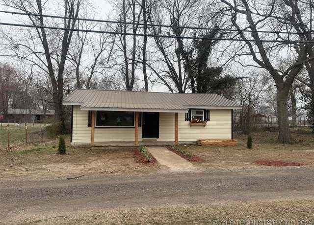 Property at 616 W Chestnut St, Stilwell, OK 74960, 2 beds, 1 bath