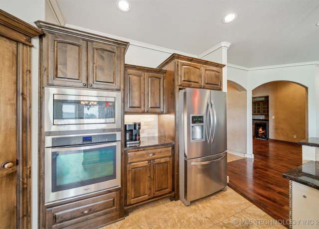 Property at 10951 E 176th St N, Collinsville, OK 74021, 3 beds, 2.5 baths