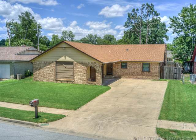 Property at 412 W Vicksburg St, Broken Arrow, OK 74011, 3 beds, 2 baths