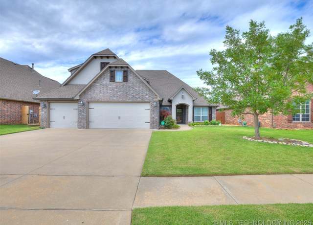 Property at 7605 E 82nd Pl, Owasso, OK 74055, 4 beds, 3 baths