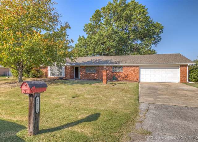 Property at 1218 S 103rd East Ave, Tulsa, OK 74128, 3 beds, 2 baths