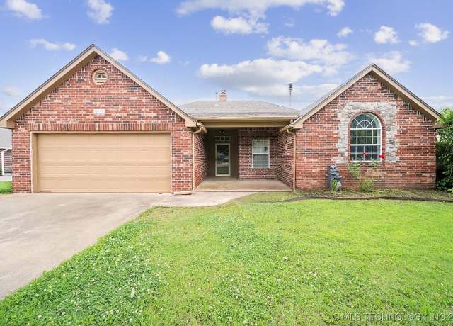 Property at 8140 E Silverado Rd, Claremore, OK 74019, 3 beds, 2 baths