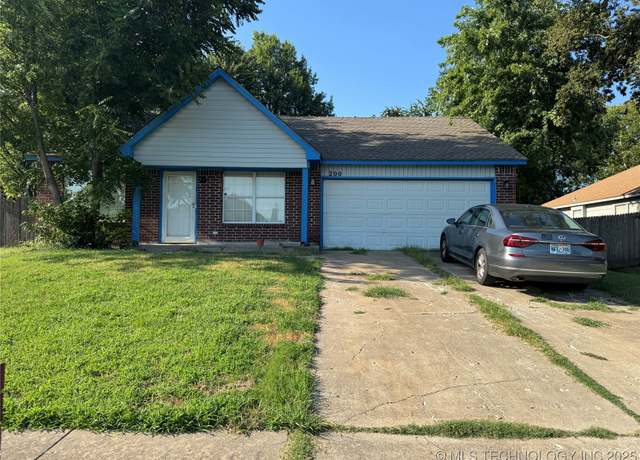 Property at 200 E Laredo Pl, Broken Arrow, OK 74012, 3 beds, 2 baths