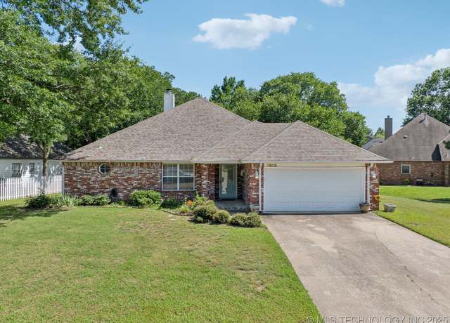 Property at 2305 W Twin Oaks St, Broken Arrow, OK 74011, 3 beds, 2 baths