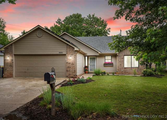 Property at 1601 N 1st St, Jenks, OK 74037, 3 beds, 2 baths