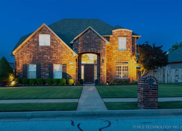 Property at 1909 N 8th St, Broken Arrow, OK 74012, 4 beds, 2.5 baths