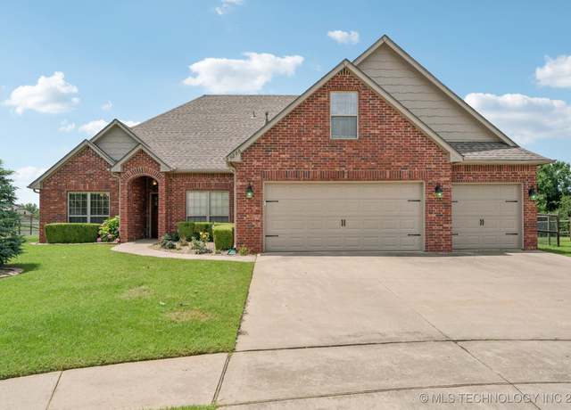 Property at 9200 S 92nd Pl, Owasso, OK 74055, 4 beds, 2 baths