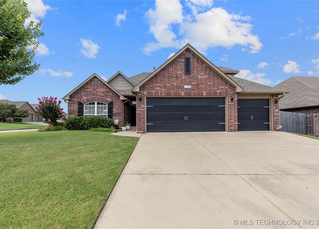 Property at 1708 E Jacksonville St, Broken Arrow, OK 74012, 4 beds, 3 baths