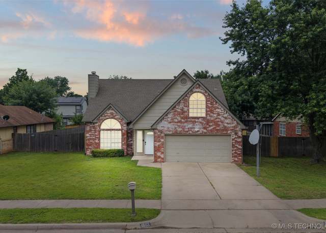Property at 1802 S Fir Pl, Broken Arrow, OK 74012, 5 beds, 2 baths