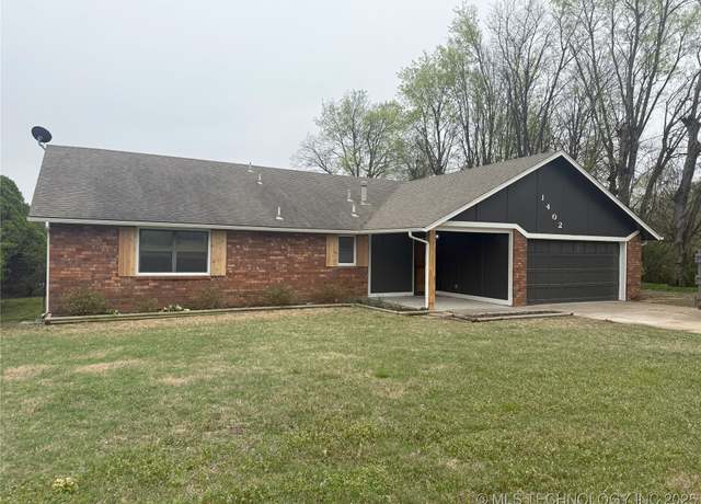 Property at 1402 SE 9th St, Wagoner, OK 74467, 3 beds, 2 baths