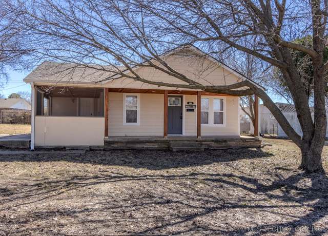 Property at 304 E Park Blvd, Locust Grove, OK 74352, 3 beds, 2 baths