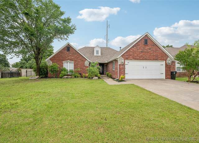 Property at 1701 W Durham St, Broken Arrow, OK 74011, 3 beds, 2.5 baths